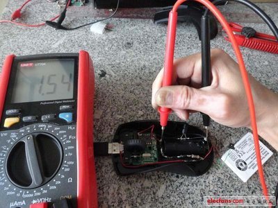 創意無極限 為無線鼠標換上內置充電電池，實現通電狀態下的便捷維護與電壓測量